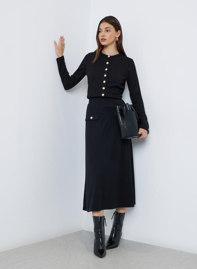 ستايلي بلوزة محبوكة بتفاصيل أزرار - Image 2